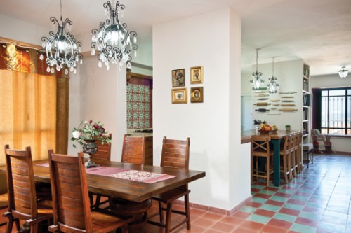 פינת האוכל במראה מאסיבי ועתיק