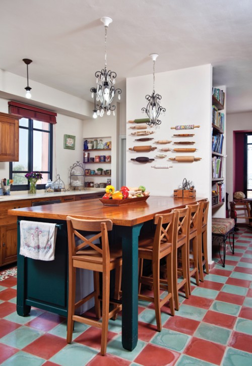 רצפה בגוני חמרה וירוק טורקיז ואוסף מערוכים מכל העולם