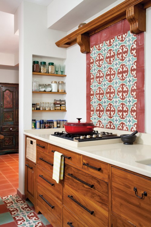 קיר מחופה באריחים מצוירים ביד