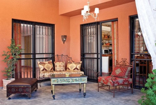 במרפסת האחורית פינות ישיבה בסגנון מרוקאי