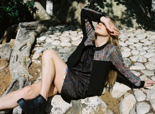 חולצה 560 ש"ח, חצאית 55. ש"ח | אלינור דביר מודדת את הקולקציה החדשה של נורת'רן סטאר | צילום: דפי הגאי