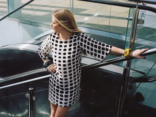 אלינור בשמלה של עלמה, 650 ש"ח