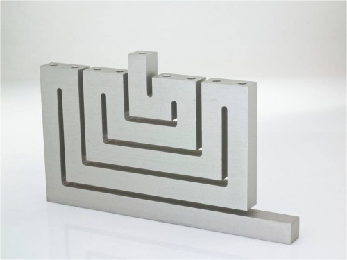 חנוכיה מאלומיניום של המעצבת שרי סרולוביץ | צילום: יח"צ