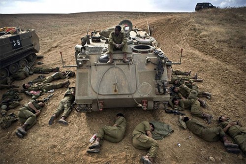 מנוחת לוחמים בצוק איתן. צילום: ניר אליאס מנוחת לוחמים בצוק איתן. צילום: ניר אליאס