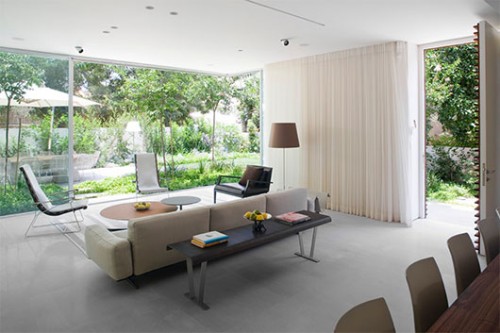 ריהוט קליל ודק קווים המשלב ישן, חדש ופריטי ריהוט איקוניים, תורם לתחושת האווריריות והקלילות בבית | צילום: אורי אקרמן ומיקלה ברסטו