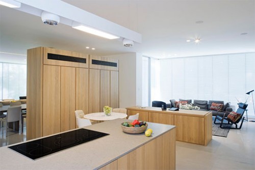 פינת הטלוויזיה עוצבה כמעין לאונג' והוצבה לצד המטבח כדי לאפשר לנכדים קשר עין עם הנמצאים במטבח | צילום: אורי אקרמן ומיקלה ברסטו