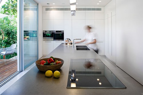 המטבח המודרני עשיר בחללי אחסון ופונה אל החוץ | צילום: אורי אקרמן ומיקלה ברסטו