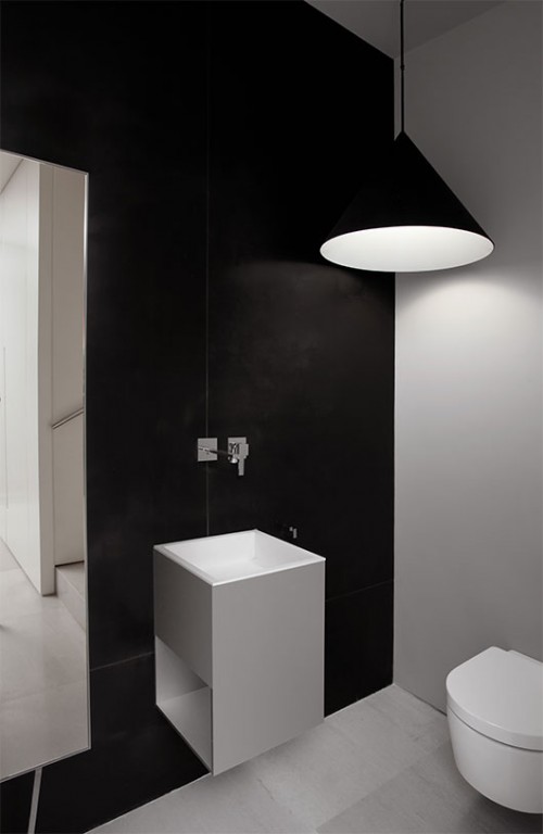 חדרי הרחצה בבית עוצבו באופן שונה משאר הבית והם מצטיינים במראה נקי ודרמטי, בגווני שחור ולבן | צילום: אורי אקרמן ומיקלה ברסטו