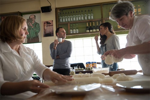 שלום מיכאלשווילי במטבח של ננוצ'קה | צילום: נמרוד סונדרס