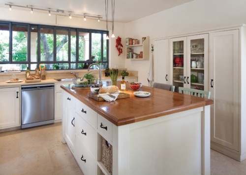 מטבח בעיצוב כפרי בגוני שמנת ועץ