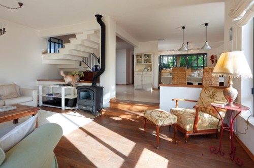 מראה כללי אל הסלון הנמוך בשתי מדרגות ממפלס הכניסה