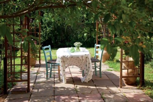 גזיבו מעץ נבנה סביב חלקת מרצפות בטון מקוריות של הבית