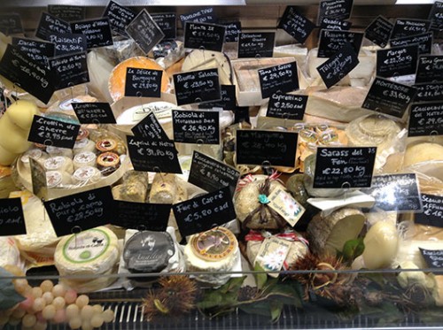 שלל דוכני מזון טרי באווירה ייחודית. השוק המיתולוגיה של פירנצה | צילום: לירון מילשטיין