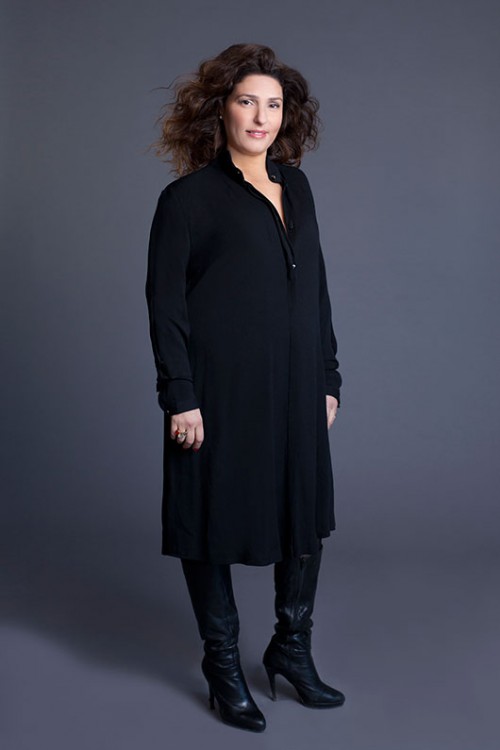 גל שני טשקנט. שמלה קום איל פו, נעליים אוסף פרטי | צילום: זוהר שטרית