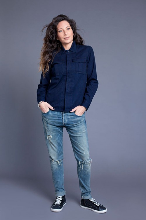 נטלי בלו. חולצה A.P.C לסטורי, ג'ינס ונעליים אוסף פרטי | צילום: זוהר שטרית