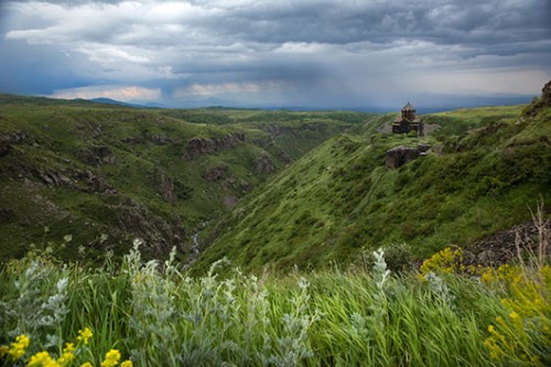 מצודת אמברד והעמק הסמוך לה. צילום: עודד וגנשטיין