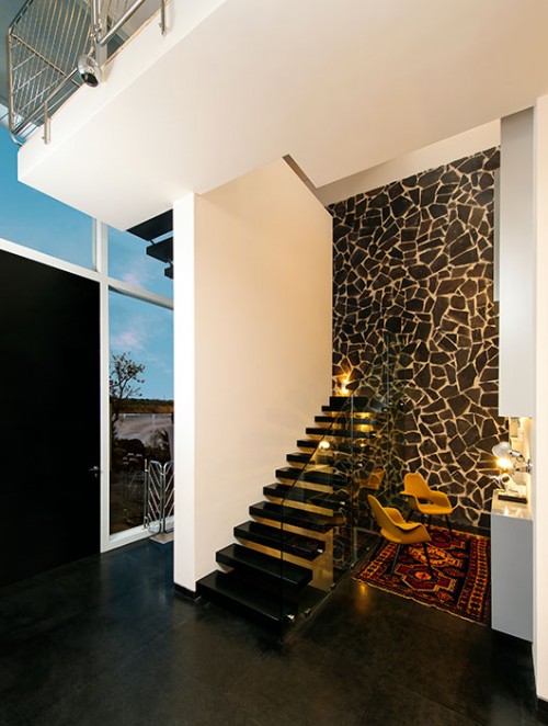 שימושים שונים בחומר בבית בקיסריה: שילוב הרצפה מאבן בזלת מוחלקת והקיר משברי בזלת מחוספסים מייצר חוויה של אלגנטיות ויוקרה | צילום: מושי גיטליס