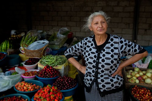 שוק דרכים ביציאה מירוואן. מקום נפלא להצטיידות לפני נסיעה ארוכה. צילום: עודד וגנשטיין