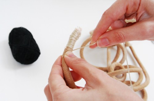 שלב 1: משחילים | צילום: דילה באירמוב