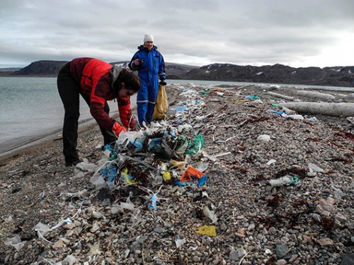 פסולת שנסחפה לאיים | צילום: Courtesy of the Gouvernor of Svalbard and/or Oceanwide Expeditions, לא לשימוש חוזר