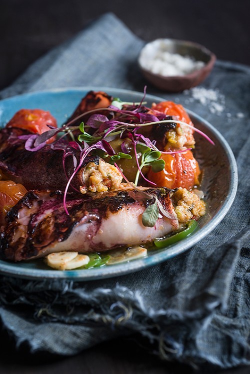 קלמרי ממולא ברטטוי פלפלים בסלסת עגבניות חריפה | צילום: בן יוסטר