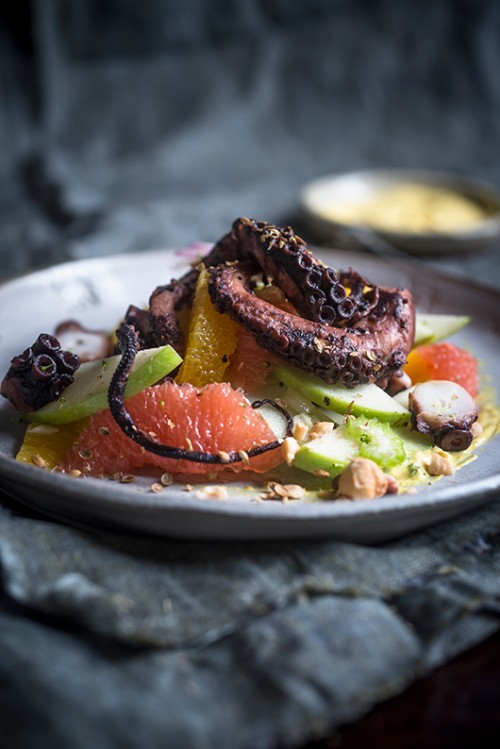 סלט וולדורף תמנונים עם איולי קארי, זרעי כוסברה והדרים | צילום: בן יוסטר