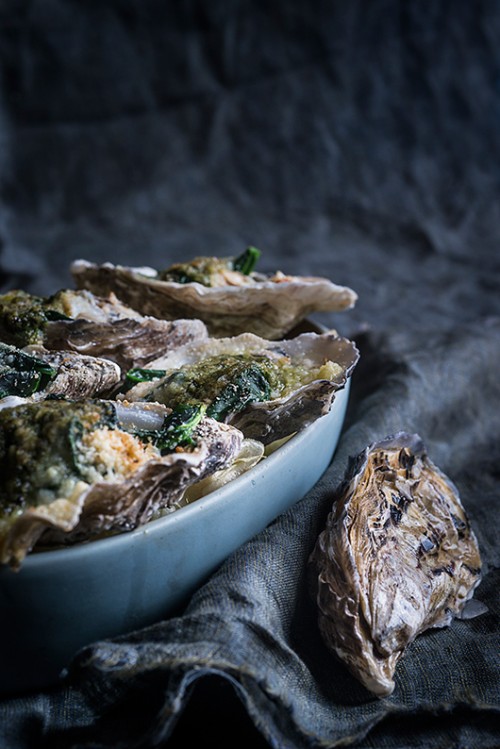 אויסטרים רוקופלר - מוקרמים עם תרד, חמאה, פירורי לחם ופרמזן | צילום: בן יוסטר