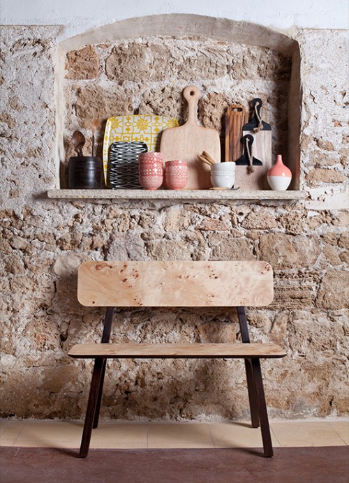 נישה עם כלים מחומרים טבעיים | צילום: בועז לביא