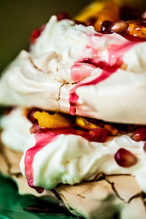 קינוח הפסח הרשמי, חגיגי כל כך ונטול קמח. פבלובה ביתית | צילום: זוהר רון