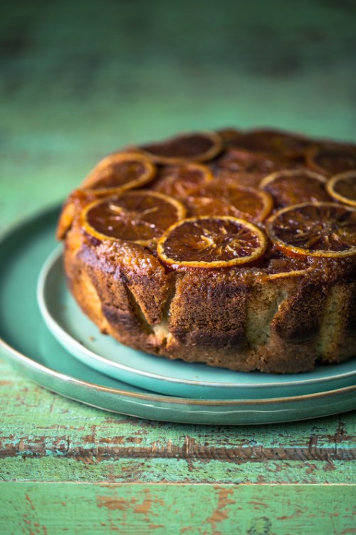 תפוזי הדם מושלמים למשימה בגלל הצבע היפה שלהם שמתגלה כשהופכים את העוגה | צילום: זוהר רון