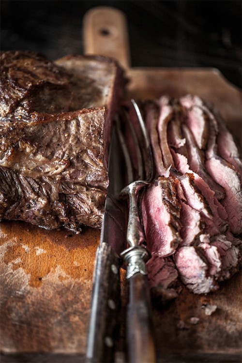 חמושה בגאווה המסוכנת הכניסה רותי רוסו את הסינטה לתנור הלוהט וכששעון העצר צפצף היא שלפה סוליית נעליים יבשה ומיואשת | צילום: זוהר רון