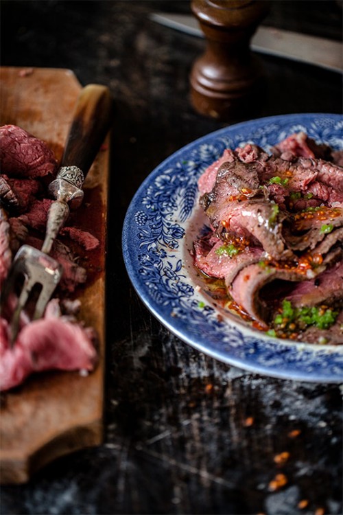 כשהמחבת לוהטת צולים היטב את הסינטה מכל הצדדים. לצלייה הזאת יש מטרה אחת: לתת טעם וארומה. אין לה שום קשר למיתוסים של כליאת הנוזלים | צילום: זוהר רון