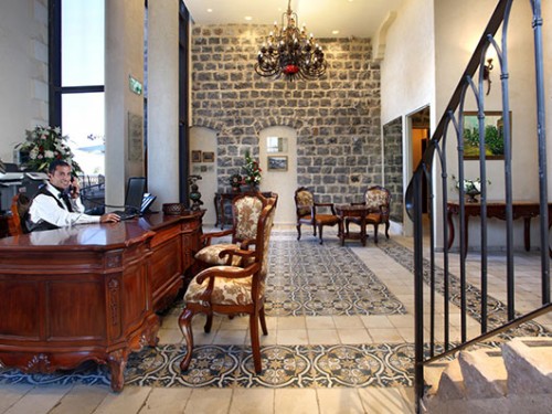 נכנסים מיד לאווירה עם איזה רומן משרתות טוב. לובי מלון "אירופה" | צילום: גל פלוטניקוב