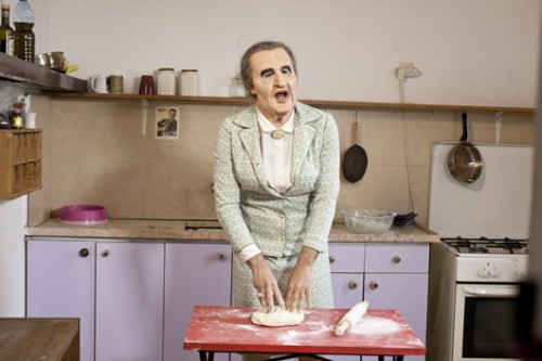 "המטבחון". האמן שחר מרקוס מחופש לגולדה מאיר | צילום: שחר מרקוס