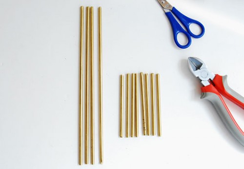 שלב 1: חותכים את צינורות הפליז | צילום: דילה באירמוב