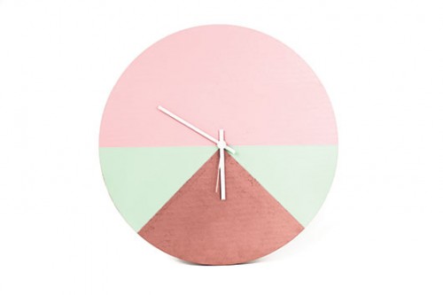 שעון קיר בעיצוב cardboard christmas | צילום: יח"צ