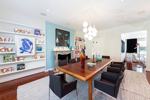 גם בחדר האוכל הרשמי חולק הקיר המרכזי לשלושה חלקים. האח נמצאת במרכז ומובלטת על ידי קיר הצבוע בתכלת | צילום: Tigran Tovmasyan