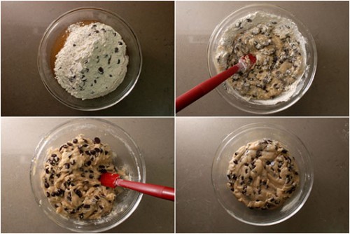 מוסיפים את תערובת הקמח-פצפוצים לתערובת הסוכר ומערבבים | צילום: בלוג פצפוצים