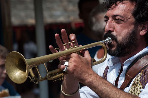 צלילי החצוצרה מזיזים את הרגליים, מניעים את האגן, נכנסים אל הנשמה | צילום: Slavoljub Radojevic