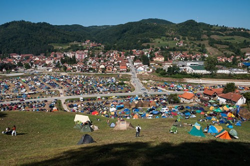 חדרי המלון המעטים נתפסים מבעוד מועד, ובסמוך לבתי העיירה מוקמת עיר אוהלים ענקית. רבים מהאורחים נשארים בה גם לאחר תום הפסטיבל | צילום: Slavoljub Radojevic