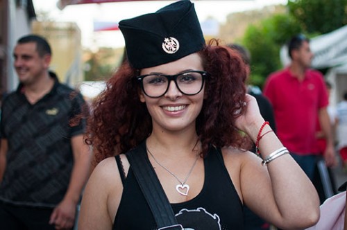 הבחורות היפות ביותר הן אלה החובשות את הכובעים הלאומיים | צילום: Slavoljub Radojevic