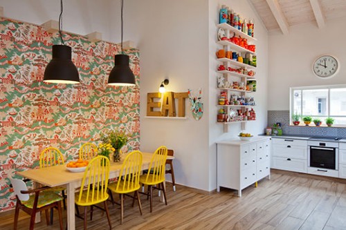 שימוש בטפט בקיר פינת האוכל יוצר הפרדה בינו לבין המטבח הצמוד, ומכניס לחלל, באופן לא שגרתי, אופי וצבע בעלות נמוכה יחסית | צילום: בועז לביא