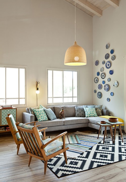 אוסף צלחות בגווני כחול־לבן שבעלת הבית קיבלה בירושה מסבתה הפכו לאלמנט עיצובי מרכזי בסלון והשפיעו על עיצובו בגוונים ניטרלים בשילוב של כחול ולבן | צילום: בועז לביא