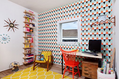 חדר העבודה שנבנה בממ"ד הוא חדר הבטון היחיד בבית. עיצוב צבעוני ועליז מחפה על מגבלותיו והופך גם אותו לחדר חמים ומזמין | צילום: בועז לביא 