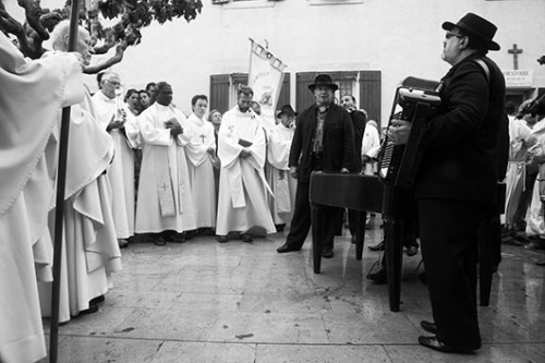 הפסטיבל נפתח בטקס המסמל את קבלת הצוענים לכנסייה. צילום: לירון שמעוני