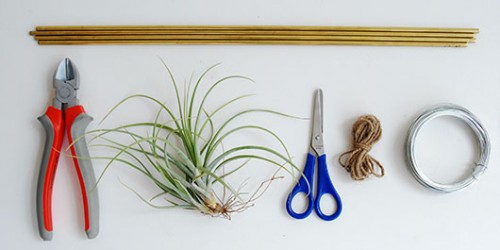 החומרים למובייל מימין לשמאל: חוט ברזל דק, חוט יוטה, מספריים, צמח אוויר, קאטר | צילום: דילה באירמוב