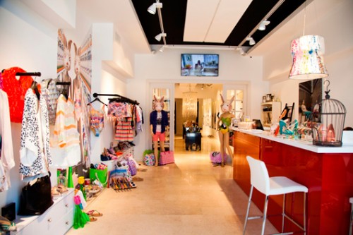 מגוון אוונגרדי של מותגים מכל קצוות הגלובוס, ויש גם בר. שוגר מאמא | צילום: יוסי מויאל