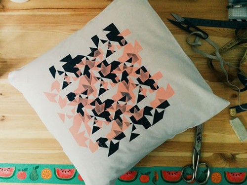 כרית נוי בעיצוב טלי רביד-פייבוש. Mensch for People | צילום: טלי רביד