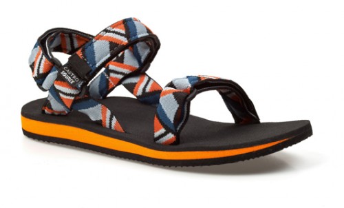 קסטרו בשיתוף סנדלי שורש | צילום: אודי דגן