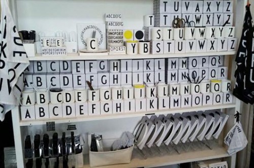 מייבאות פריטים מתחומים שונים בעולם העיצוב: בגדים, נעליים, אביזרי אופנה, כלים לבית ומוצרי טקסטיל. תמה בקריית שאול | צילום: שי אפשטיין